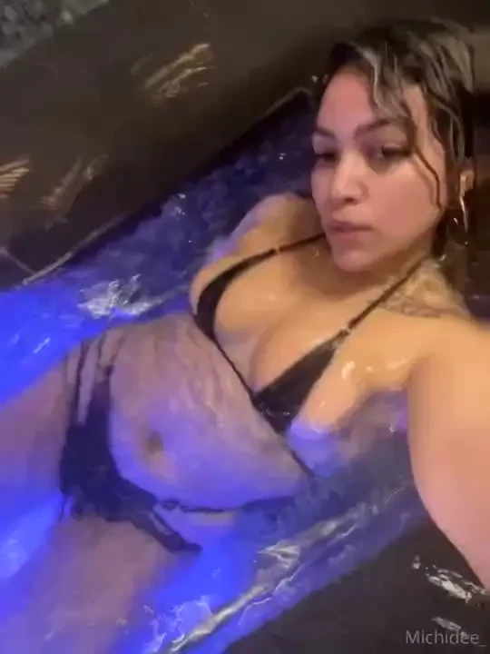 I was trying to put the jets on my pussy so i can cum 