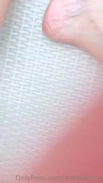 I want to masturbate with my feet 