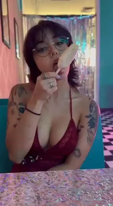 Just sent a cute lil bj tease in this retro diner to my rebill gang 