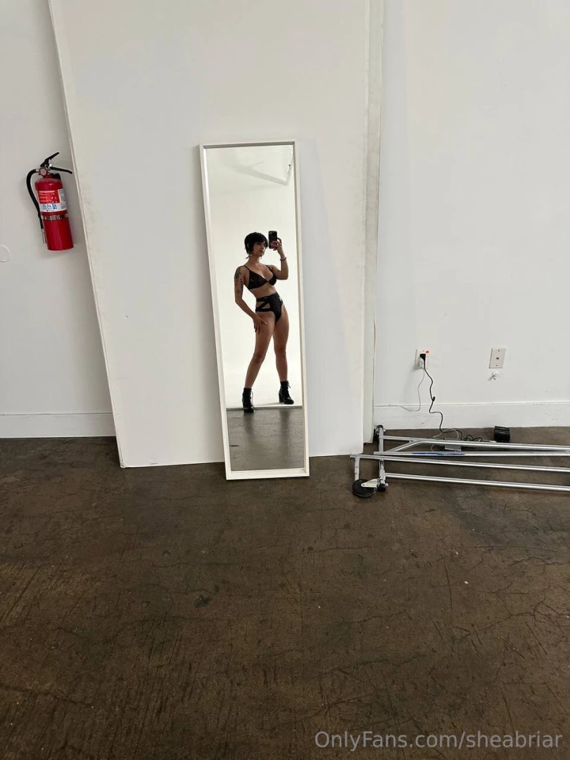 Solve the riddle bby let s see how dirty ur mind is gt lt i get wet 