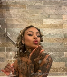 Who s gonna jump in the shower with me