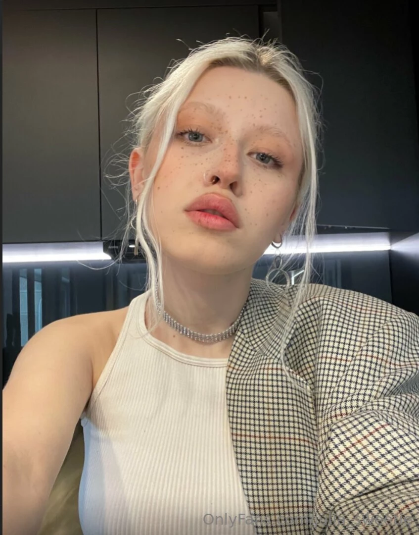 A naughty girl woodsnaomifree wants to play with your cock if you want part 573 