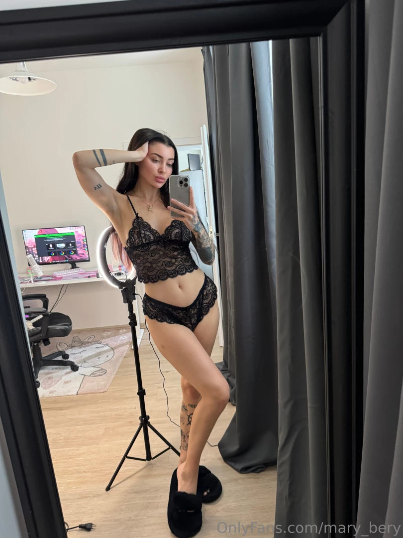 Today i decided to try on this stunning lace set which seems to fit 