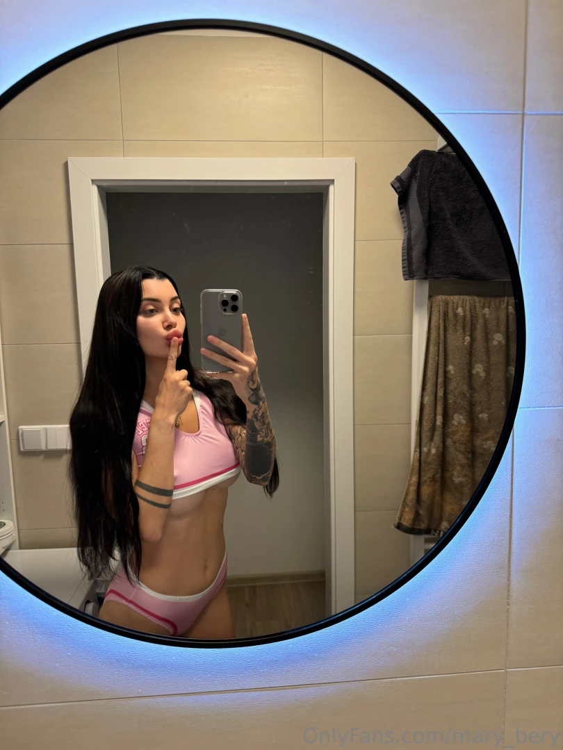 A hot woman no need clothes to be warm in winter 