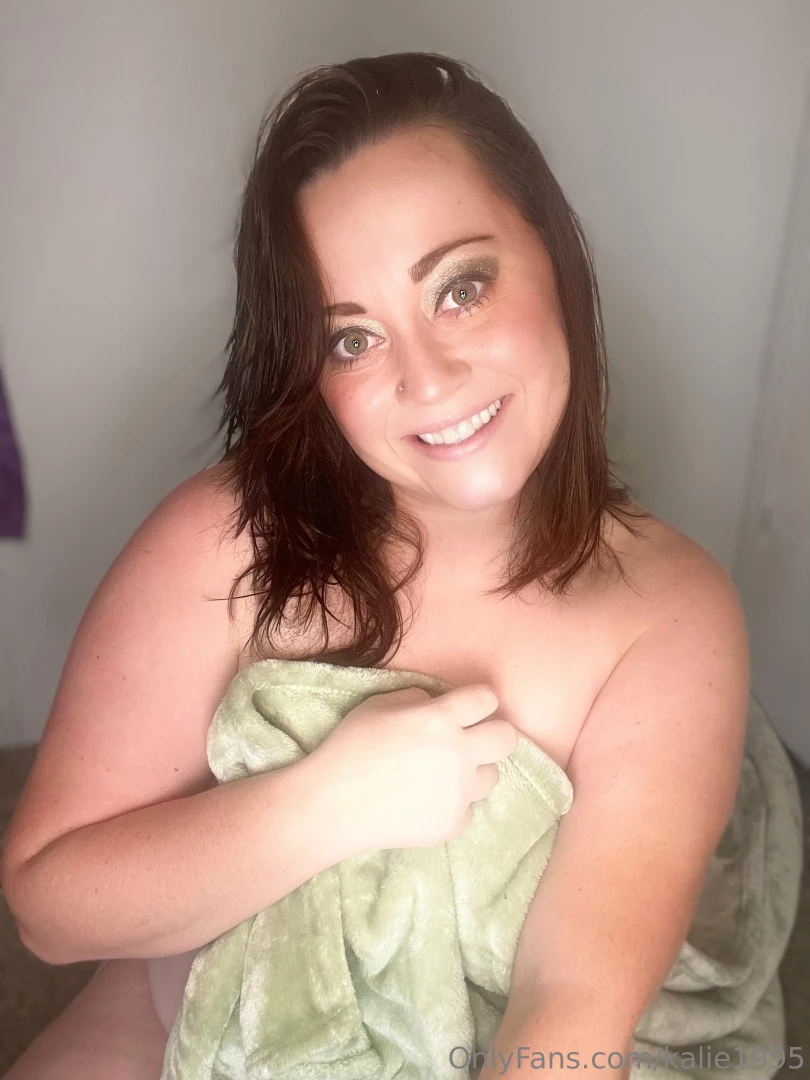 Playing with my pretty little pussy spreading it wide some ass shaking 