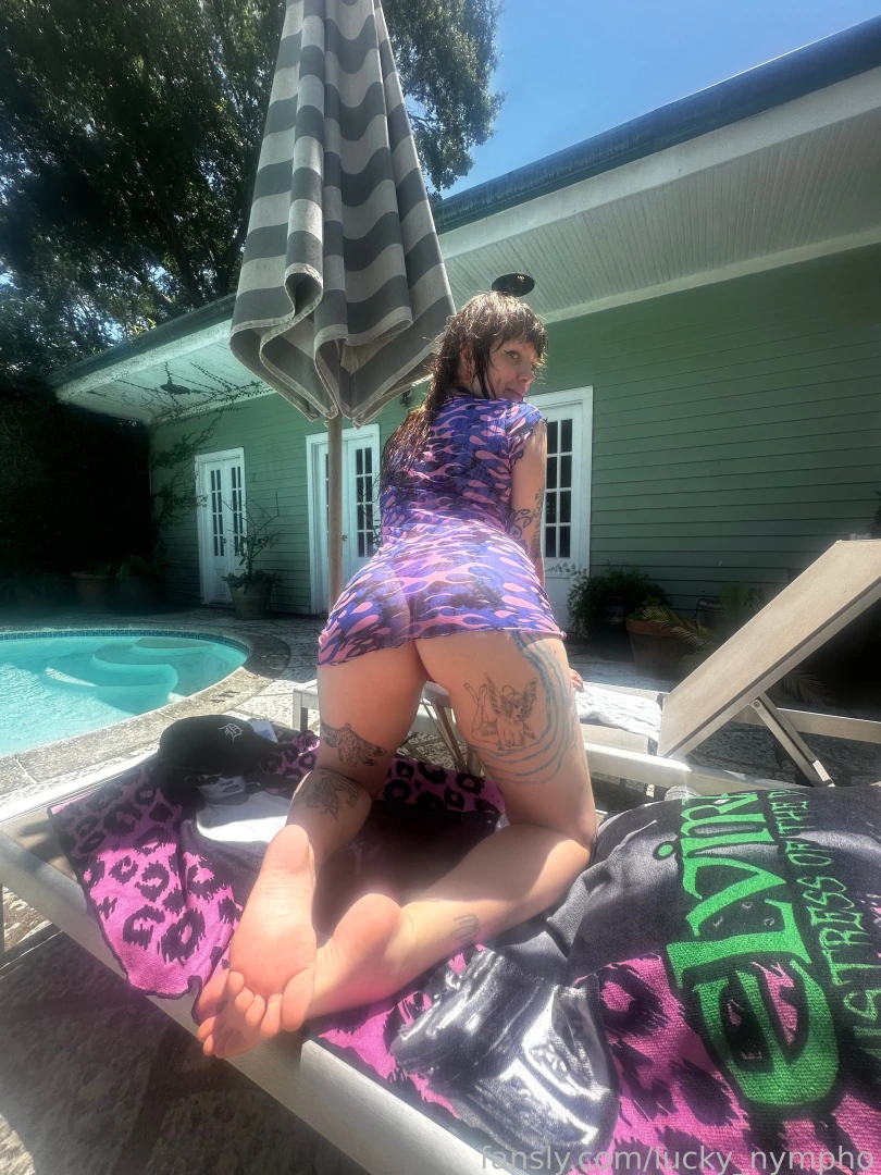 Pretty feet in the sun in new orleans by the pool dm me for more feet part 2 