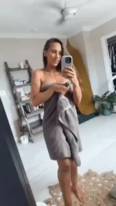 Do you wanna receive my sexiest nudes on your dms get 10 delicious