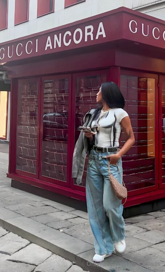 I m beautiful i m walking around thinking about what bag i should buy 