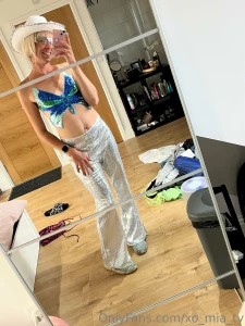 Who wants give this cowgirl a run for her money