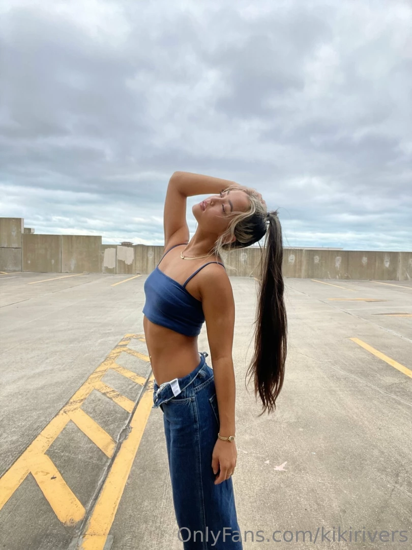 I can be the girl of your dreams if you let me daddyyyyy wanna know 