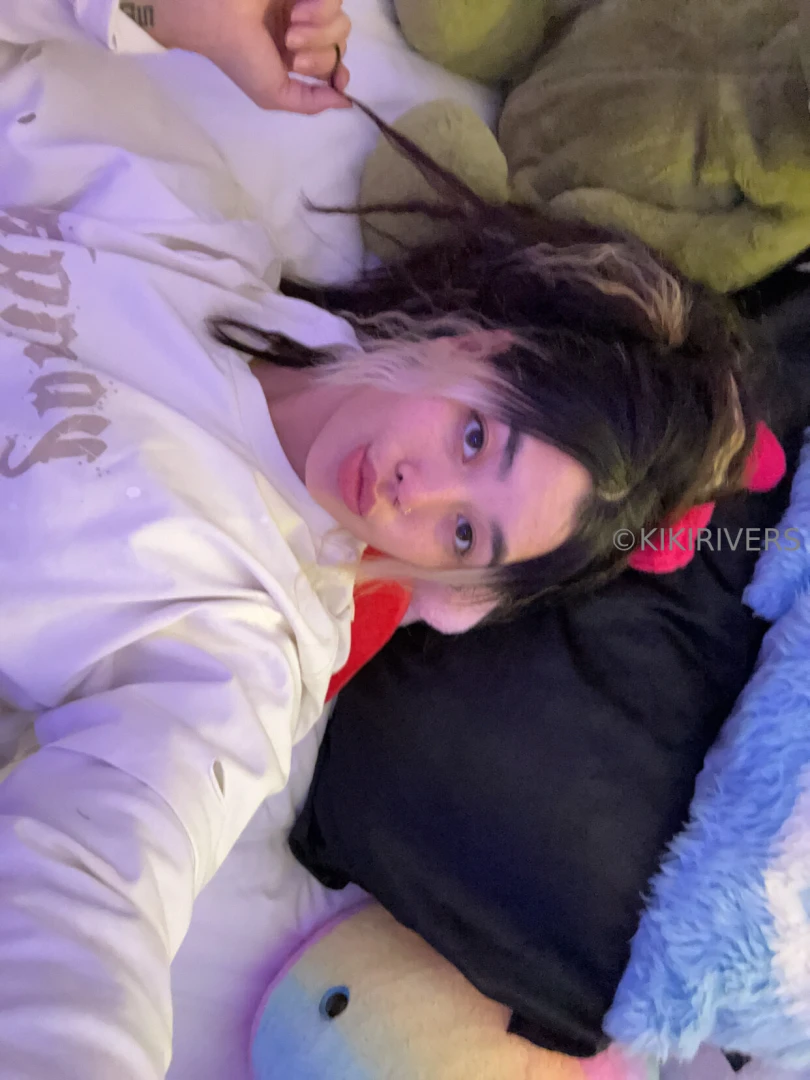 I ve got time for one call tonight wanna make me blush while i moan 