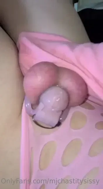 Squeek squeek sissygasm time - 