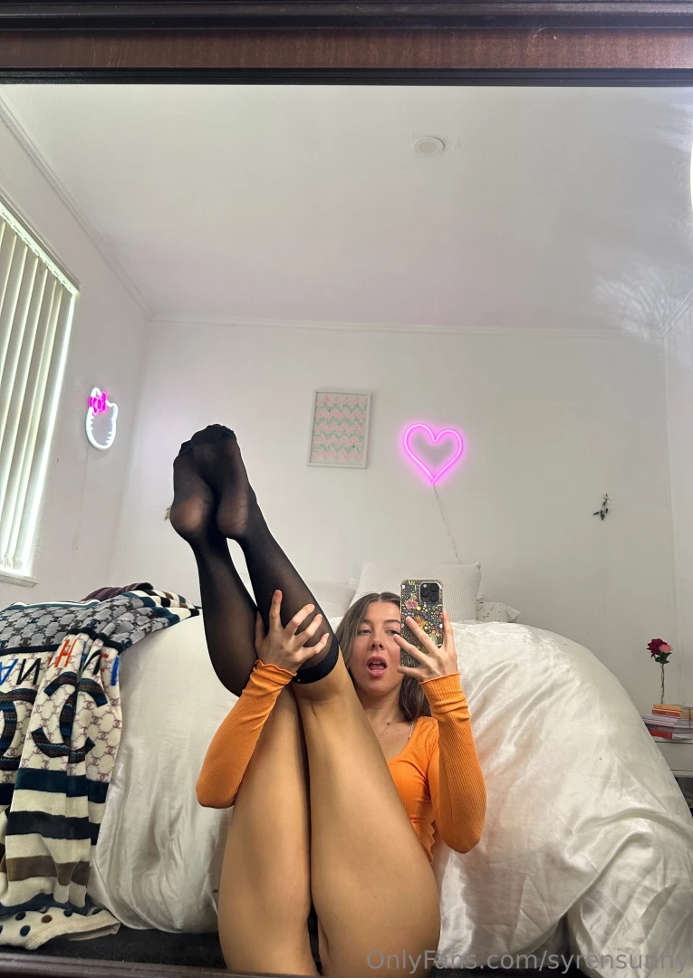 Orange looks hot on me right 