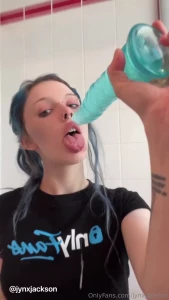 Come watch me fuck suck and get totally messy with this big alien cock