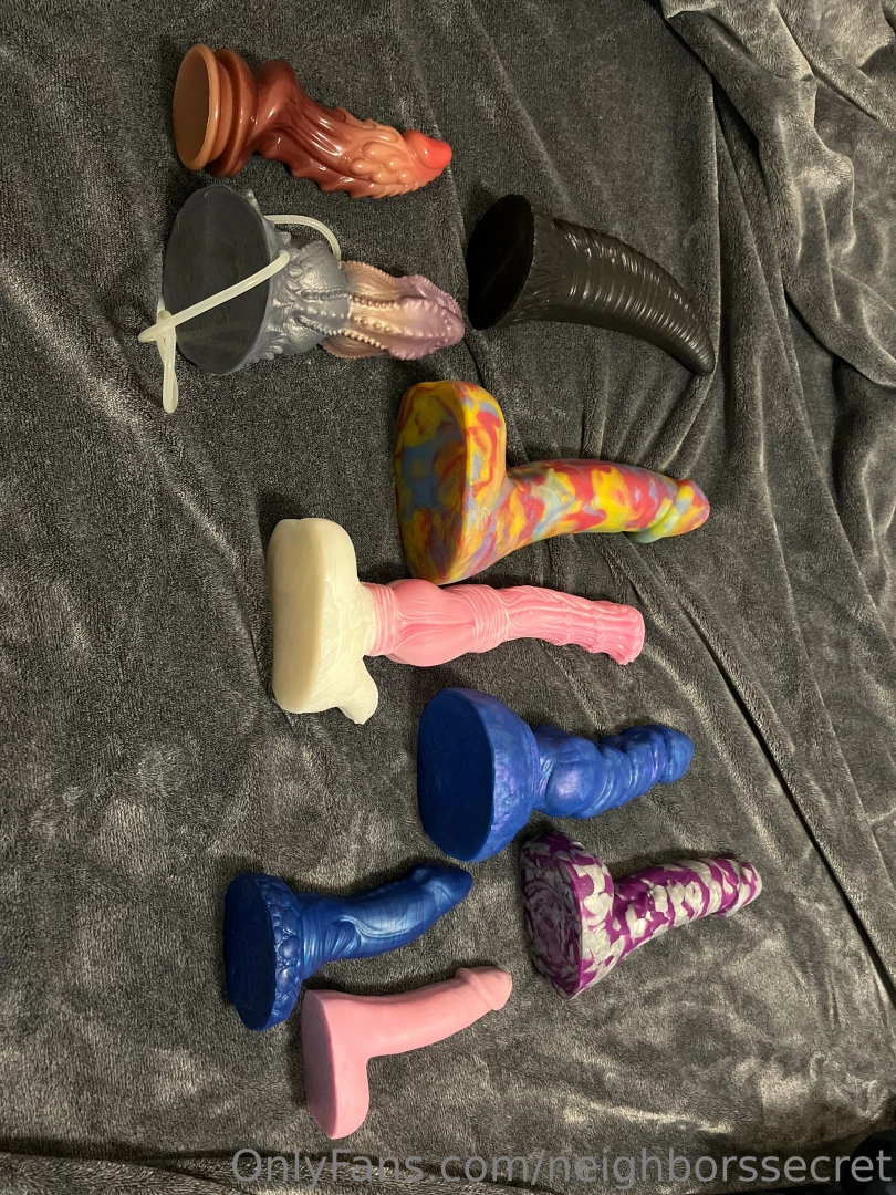 Stretch my pussy or play with my clit what makes you hard 