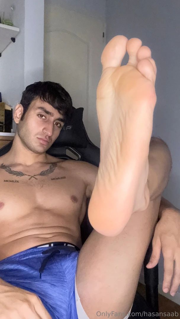 This one is for the feet lovers any volunteer to be my feet slave part 4 