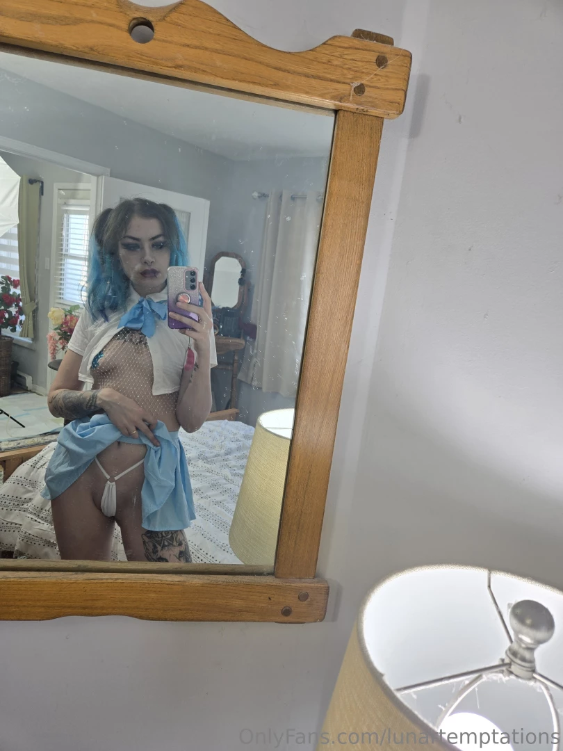 I m bored at work talk to me 