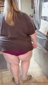 Quick vid of britt cleaning up a lil in the kitchen