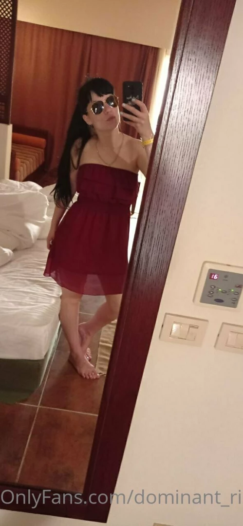 I m going to go for a walk but first i need to please my pussy 