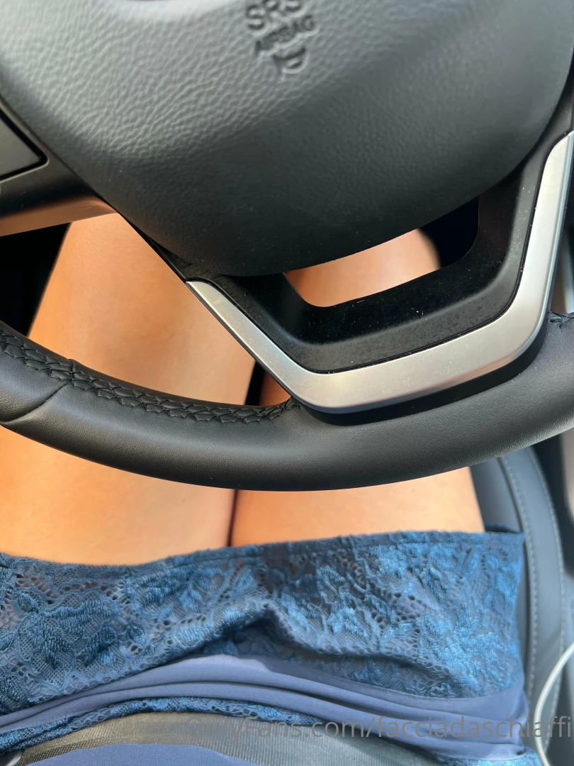 Vi penso anche mentre guido sempre stra calda e sapete bene cosa 