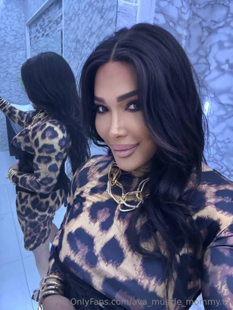 Wishing you all a great saturday your ava 