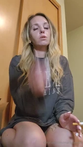 marilynroe23 - Releasing these large farts felt great as well as smoking this menthol part 1 