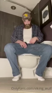 Jerking myself off after a long day unusual grip for me made me shoot