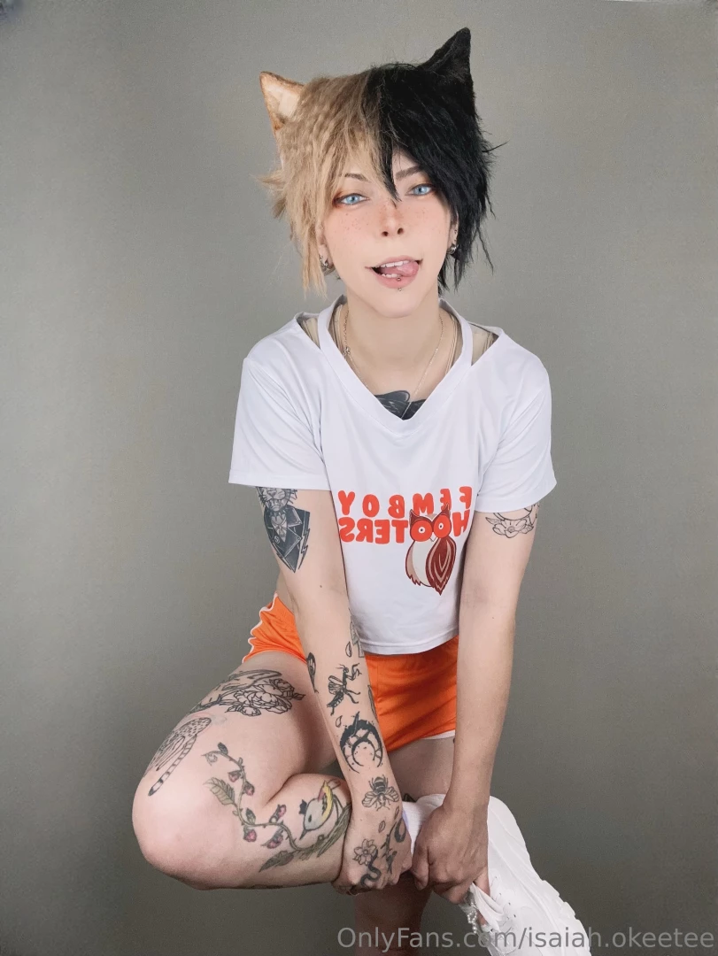 Come on down to femboy hooters where the chicks have dicks and the 