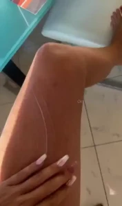 Eincremen nach der morgendlichen dusche vertreibt kummer und sorgen