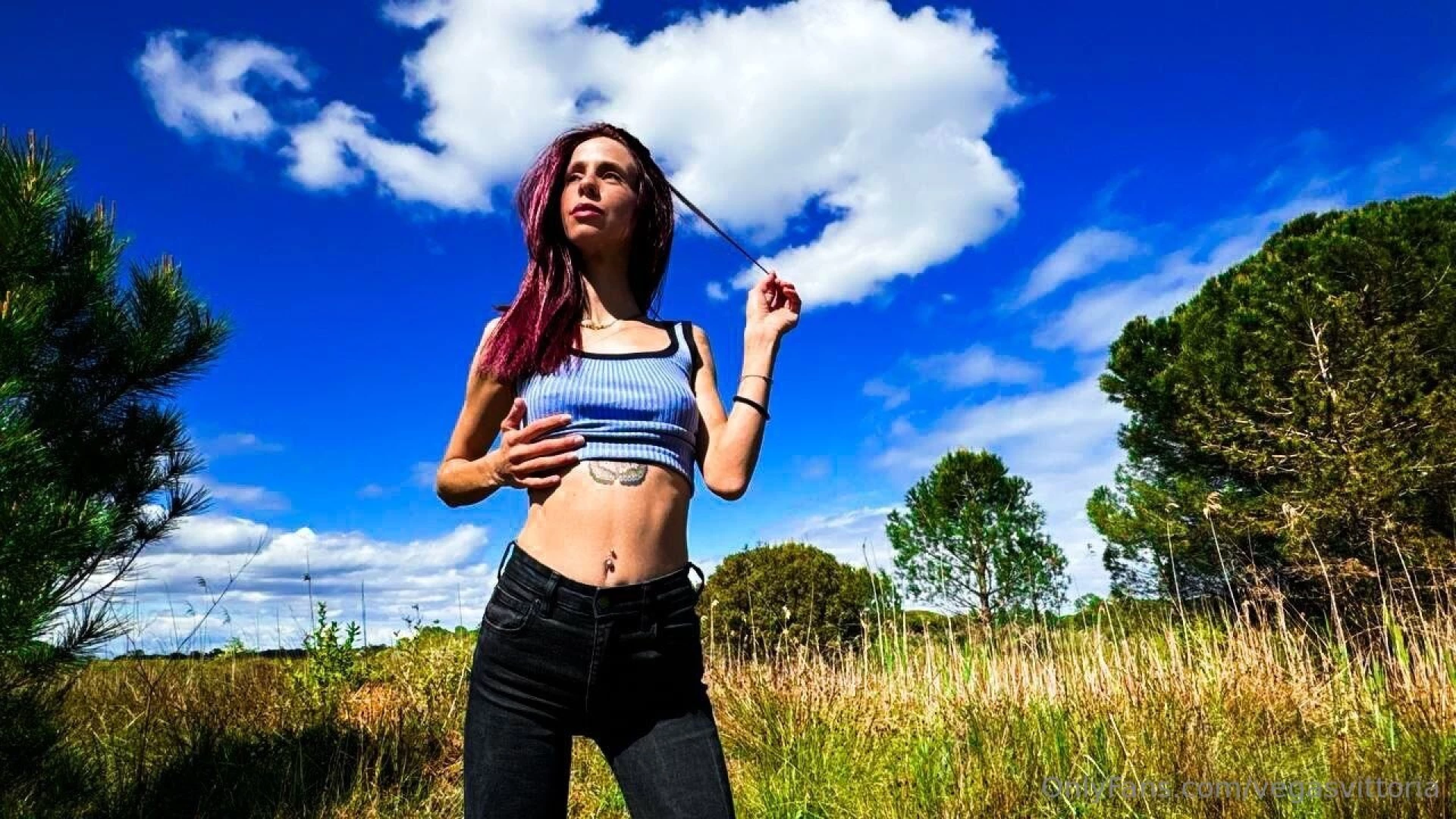 Vieni a vedere le mie tettine al vento e la mia bella fighetta al sole 