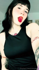 Labios rojos vino rojo y unos besos esta noche