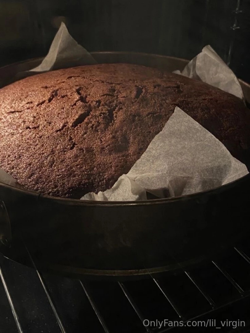 Today i decided to treat myself and made a cocoa cake warm flavourful 