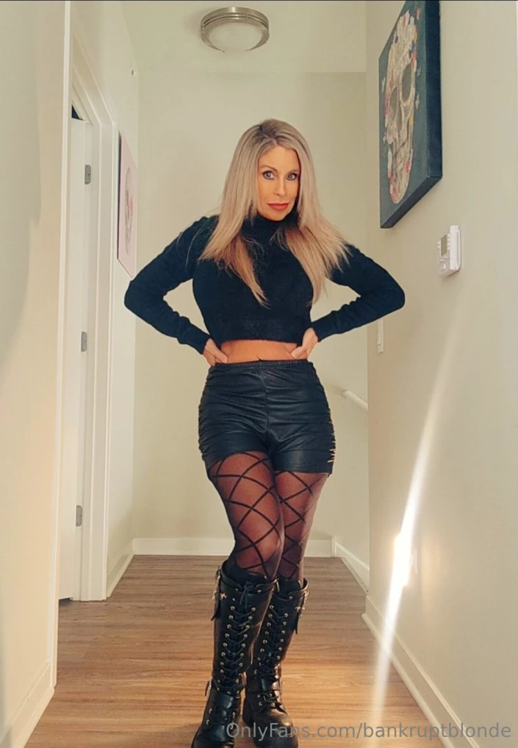 How you dress to bartend at a dive bar in chicago 