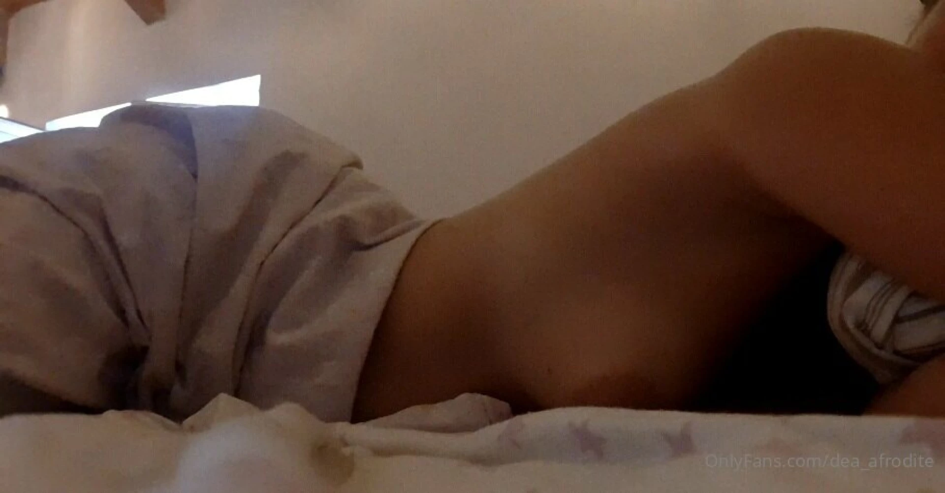 Oggi ho voglia solo di stare nel letto a masturbarmi 