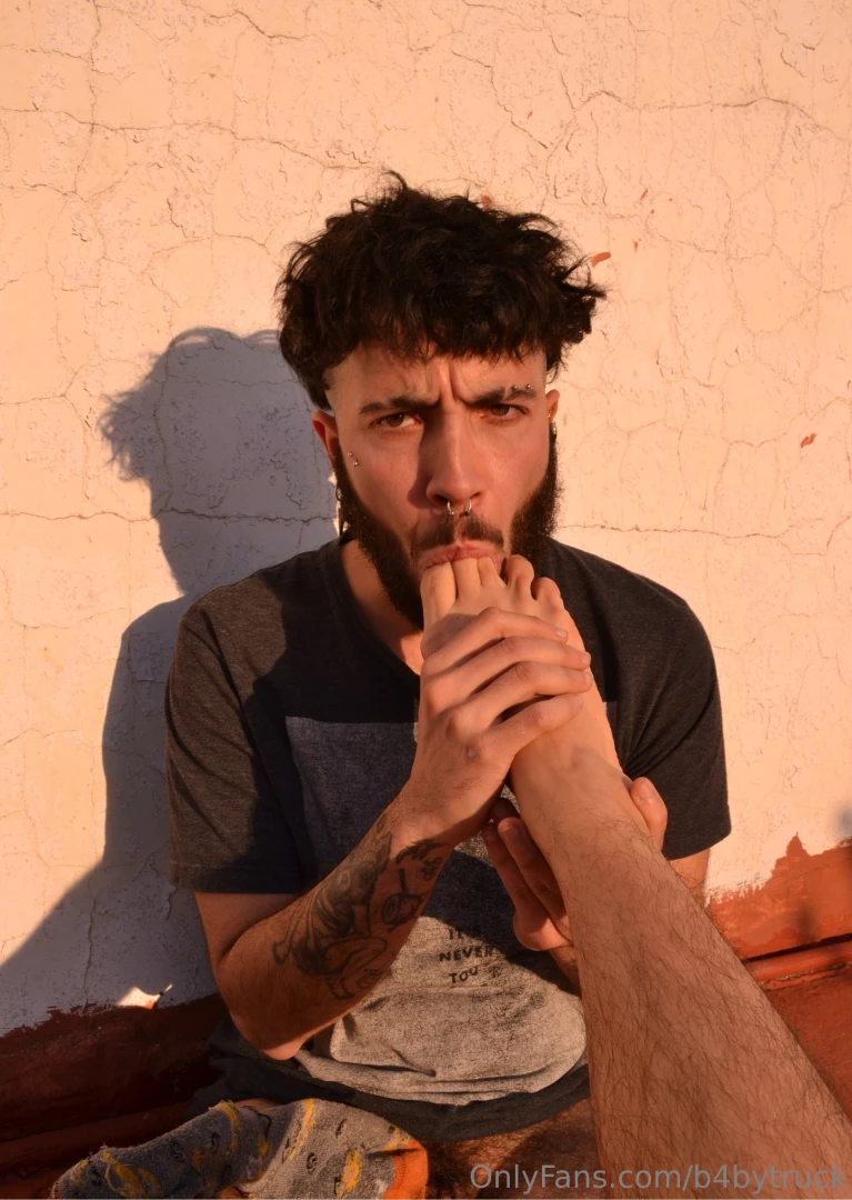 Want to see all the full shoots i like to play with my friend feet and 