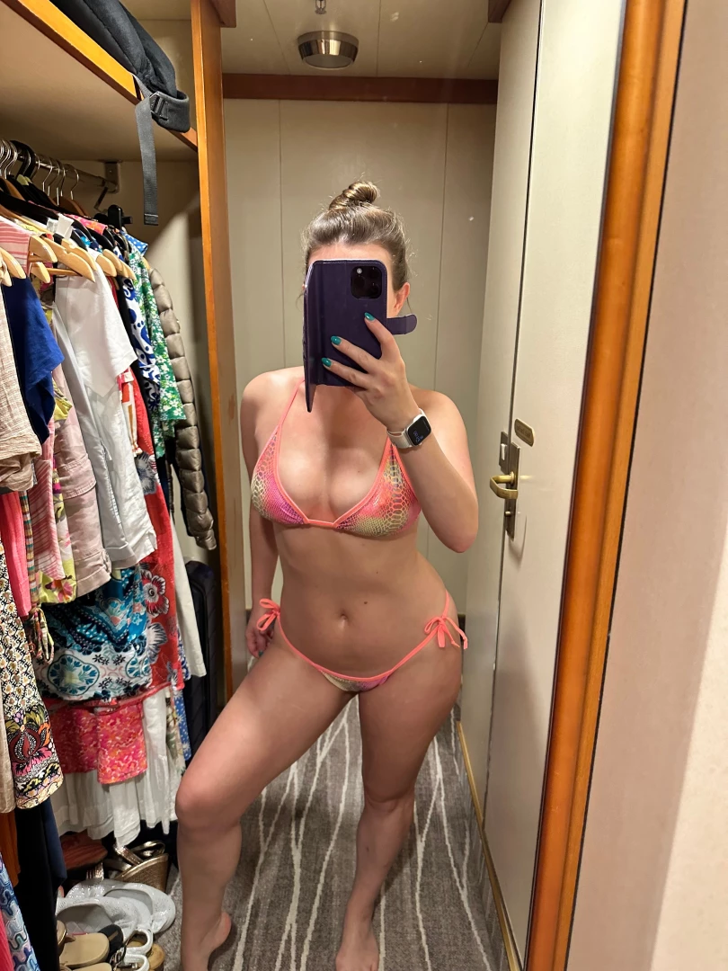 amateurrosa - Who s betting my tits are out by the end of the day 