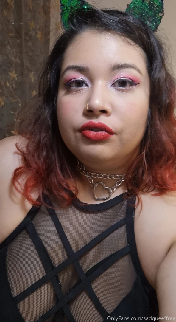 My fav choker broke from getting dommed too hard and im sad 