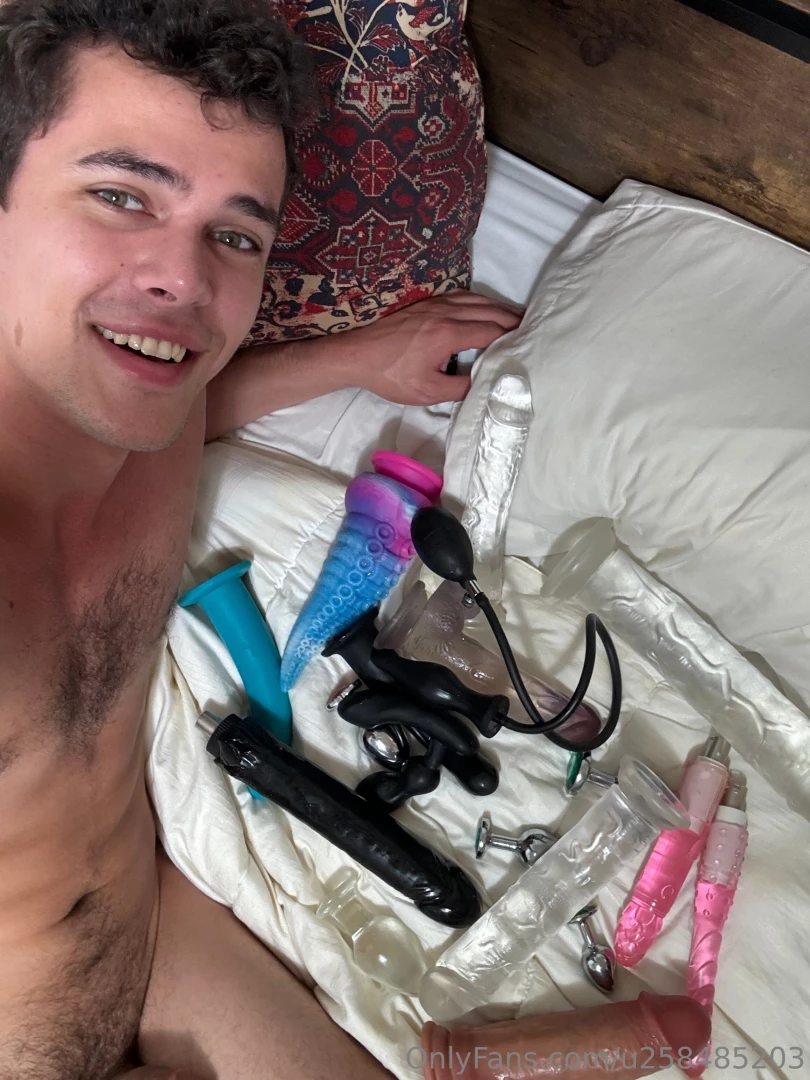 Watch me stretch my ass using every toy i have this was so fucking hot 