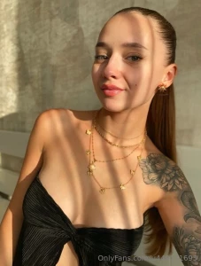 Oh who s that elegant lady