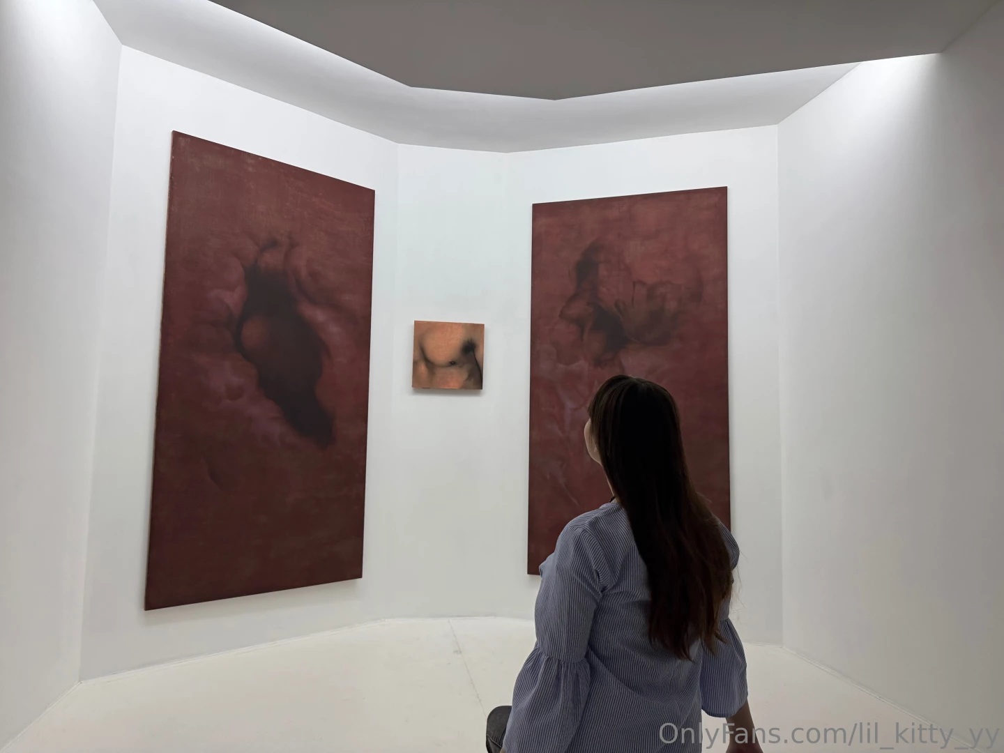 Sitting like this in a museum watching some paintings i feel like a 