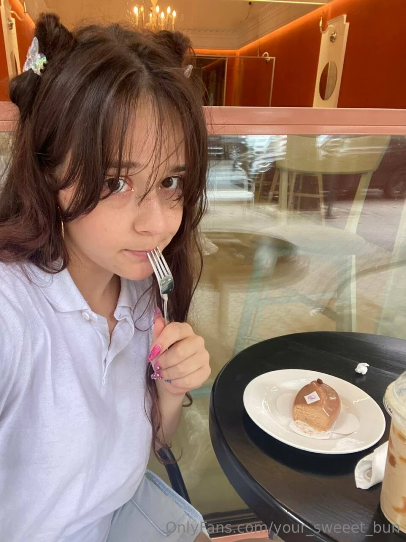 I m eating dessert but i could have done something else 