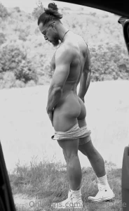 What do you think does black and white look good in that picture my