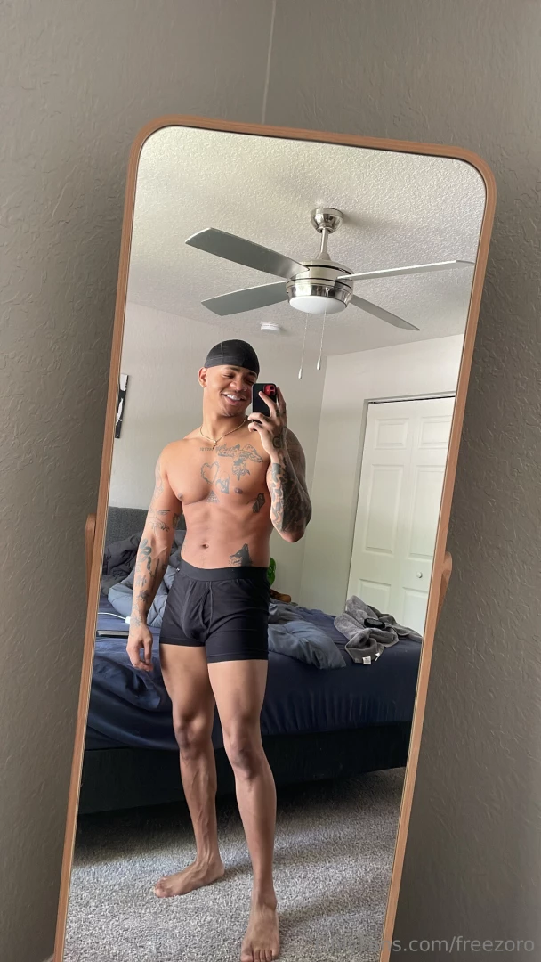 I jerked off last night and sending it on zorohub played with my ass 