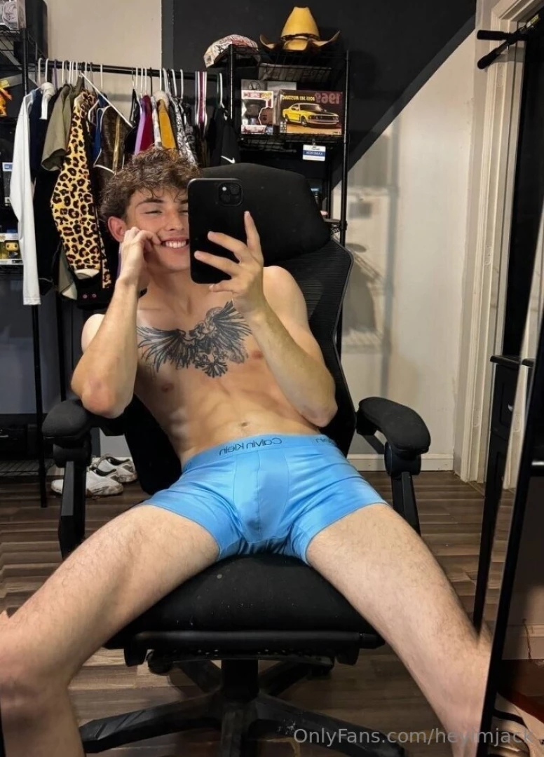 What a hottie with a big kamkeeling go check out his free page for a part 1 