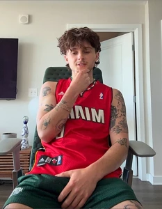 Only 5 for heyimjackvipp with close to 250 full length nudes and