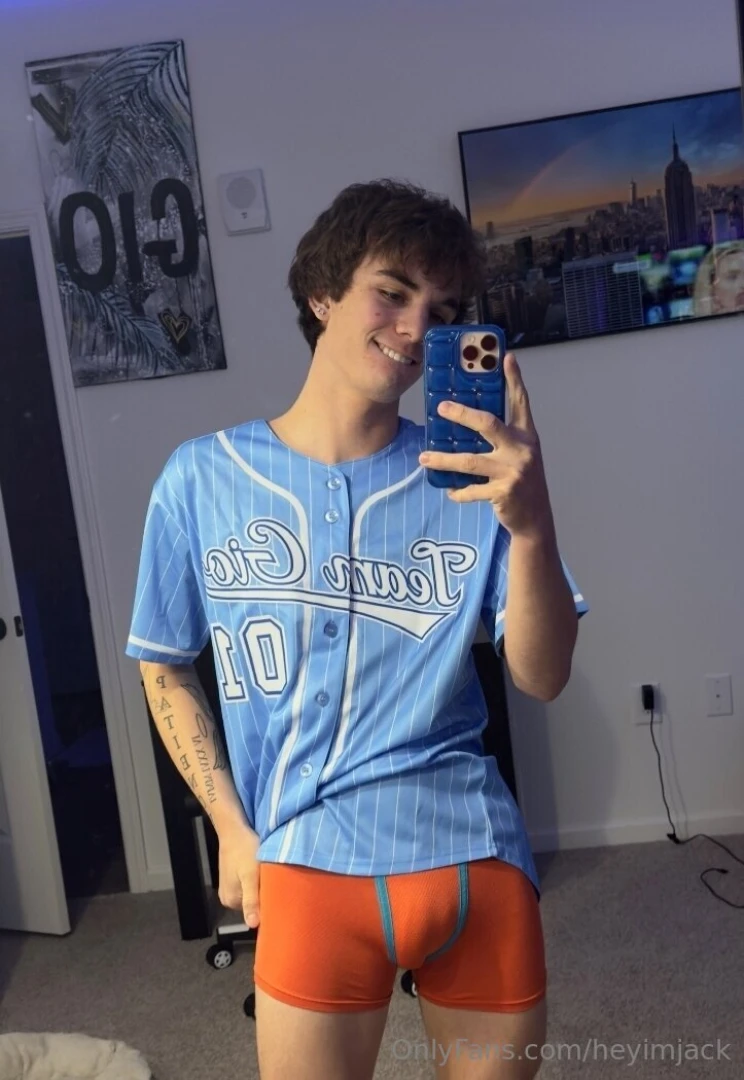 My bro and tiktok star giosvip is going live in 30 minutes go say hi 