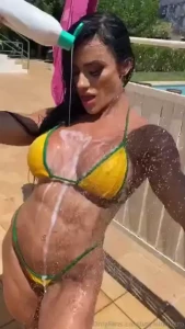 Con esta calor empec a darme un ba o al aire libre no te imaginas como