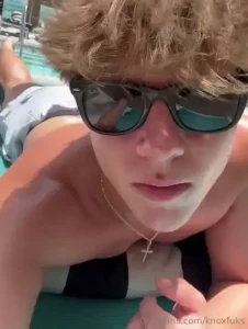 Watch one of my buddies leonfuks rub me down in tanning oil for the