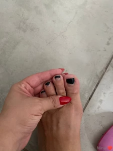 I need to change my foots nails can you help me what colour you choose