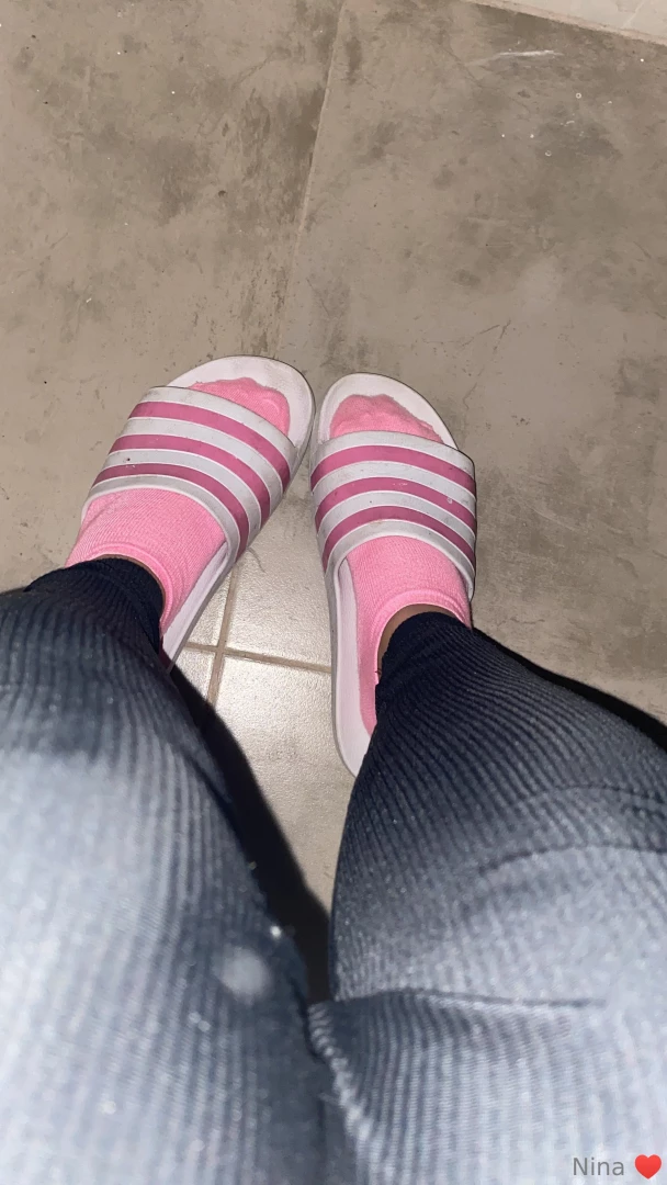 I love my pink socks with flip flop 